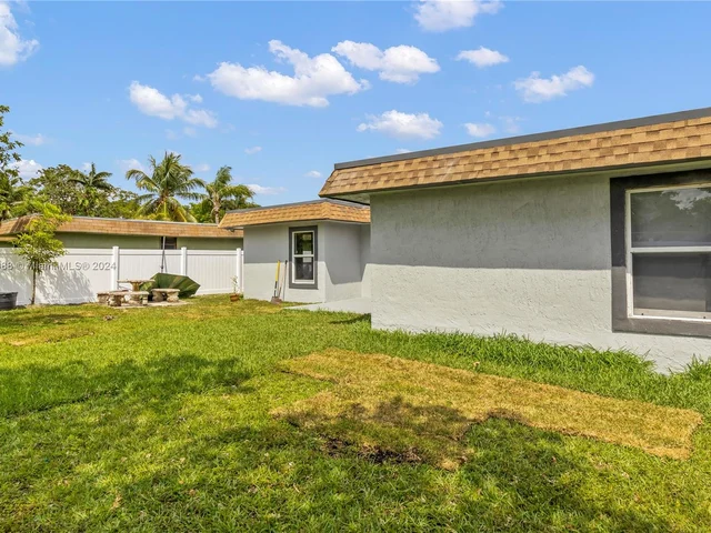 7901 NW 69th Ter, Tamarac FL 33321