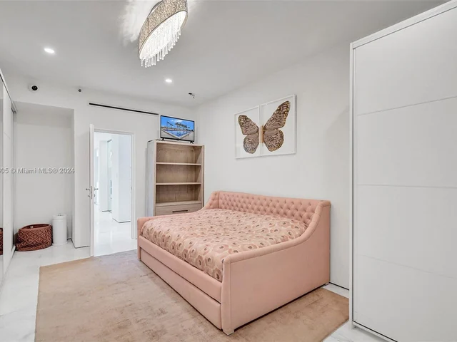 1000 Venetian Way # 101, Miami FL 33139