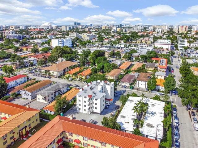 620 SW 10th St # 201, Miami FL 33130