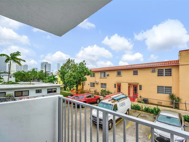 620 SW 10th St # 201, Miami FL 33130