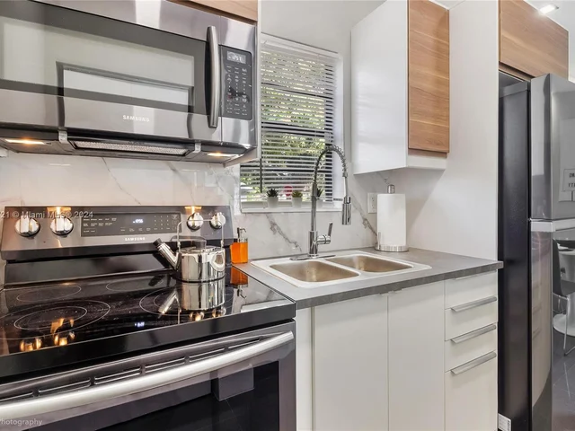 1171 NW 57th St, Miami FL 33127