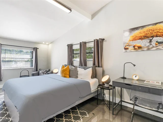 1171 NW 57th St, Miami FL 33127