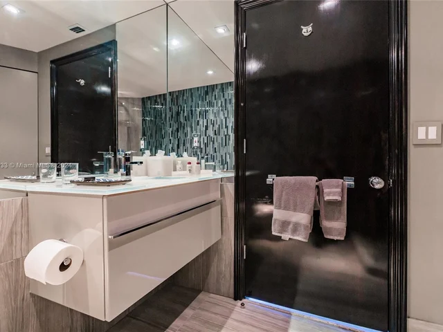 300 S Pointe Dr # 1604, Miami Beach FL 33139