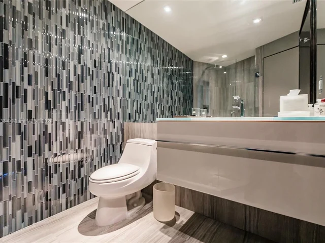 300 S Pointe Dr # 1604, Miami Beach FL 33139