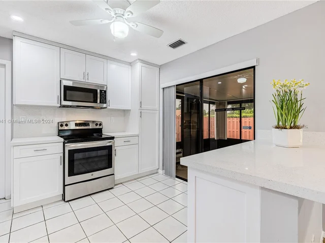 11301 SW 4th St, Pembroke Pines FL 33025