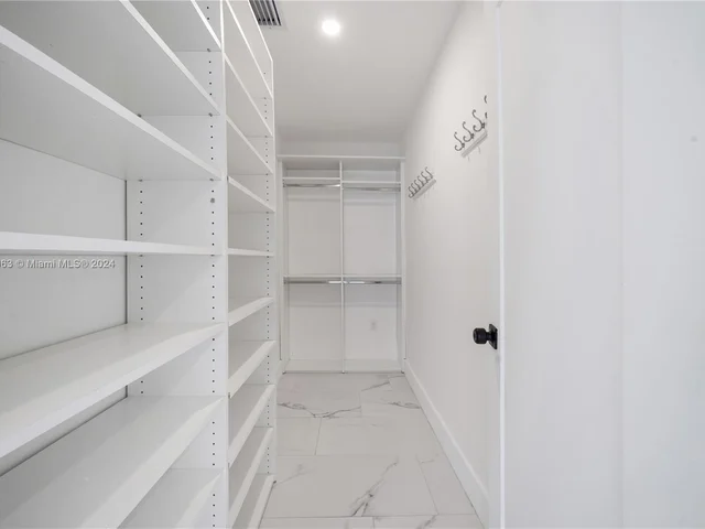 7961 NW 175th St, Hialeah FL 33015