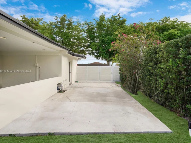 7961 NW 175th St, Hialeah FL 33015