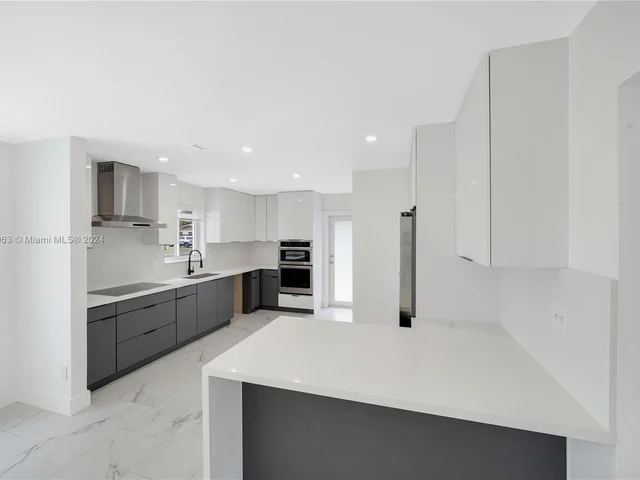 7961 NW 175th St, Hialeah FL 33015