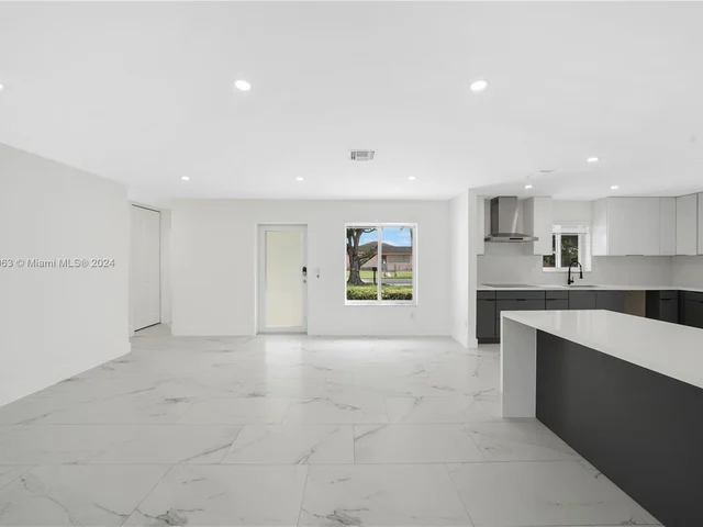 7961 NW 175th St, Hialeah FL 33015