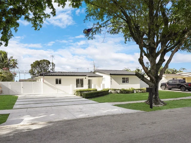 7961 NW 175th St, Hialeah FL 33015