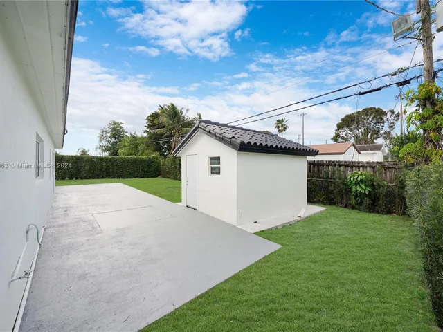 7961 NW 175th St, Hialeah FL 33015