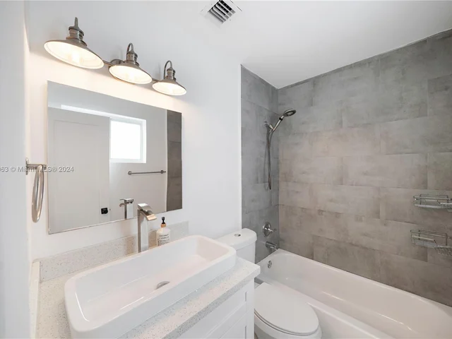 7961 NW 175th St, Hialeah FL 33015