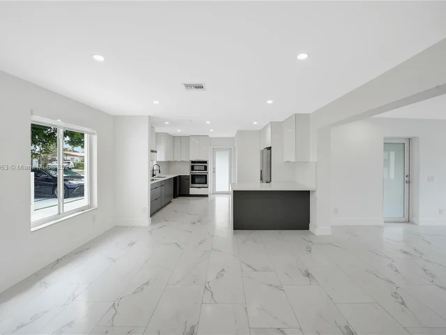 7961 NW 175th St, Hialeah FL 33015