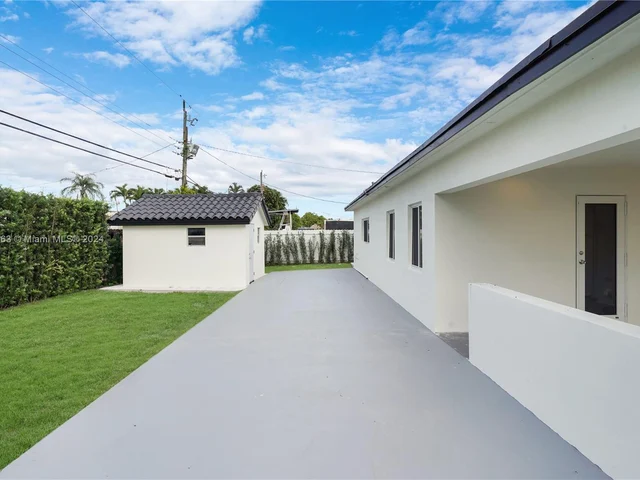 7961 NW 175th St, Hialeah FL 33015