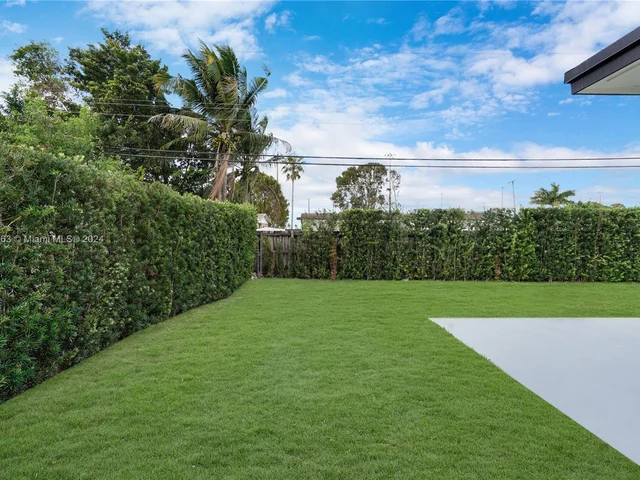 7961 NW 175th St, Hialeah FL 33015