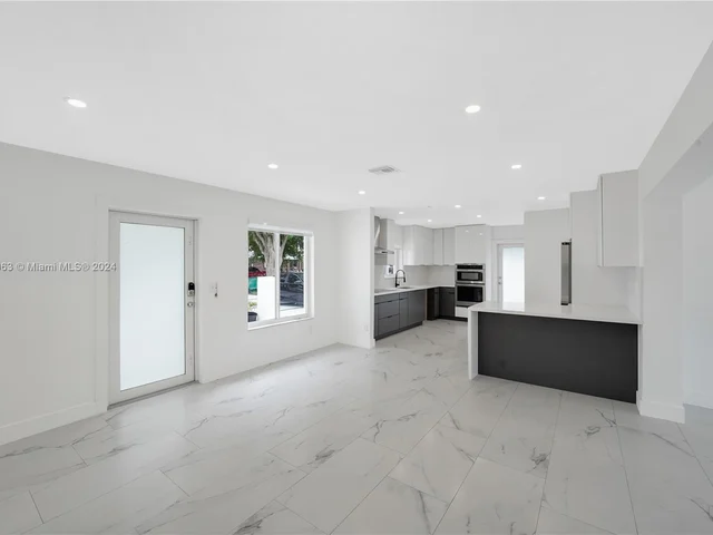 7961 NW 175th St, Hialeah FL 33015