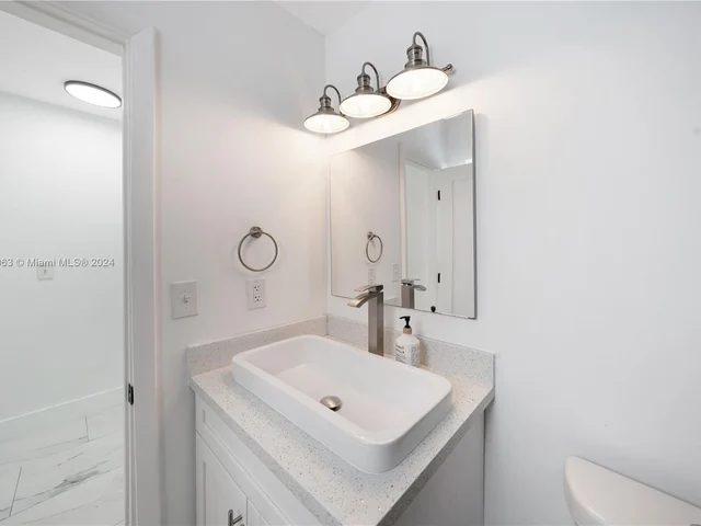 7961 NW 175th St, Hialeah FL 33015