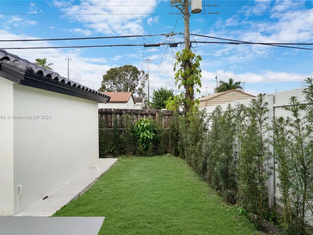 7961 NW 175th St, Hialeah FL 33015