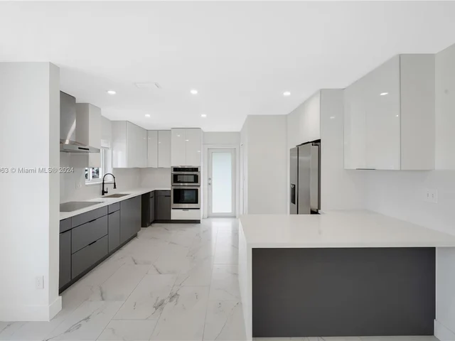 7961 NW 175th St, Hialeah FL 33015