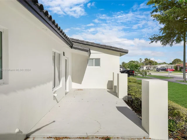 7961 NW 175th St, Hialeah FL 33015
