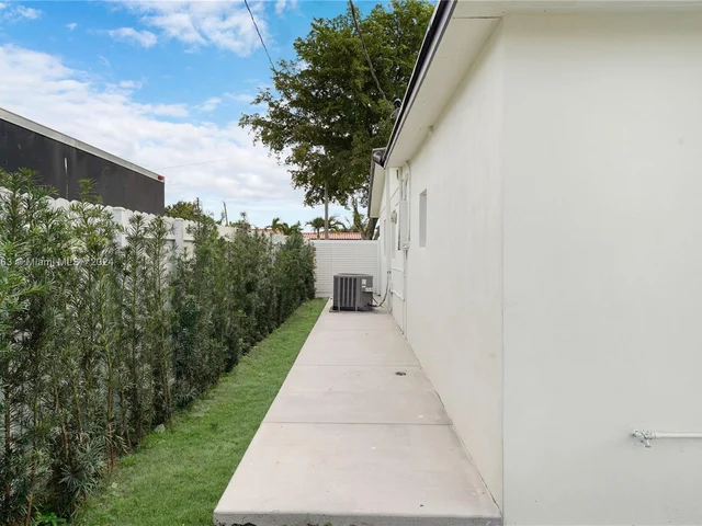 7961 NW 175th St, Hialeah FL 33015