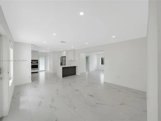 7961 NW 175th St, Hialeah FL 33015