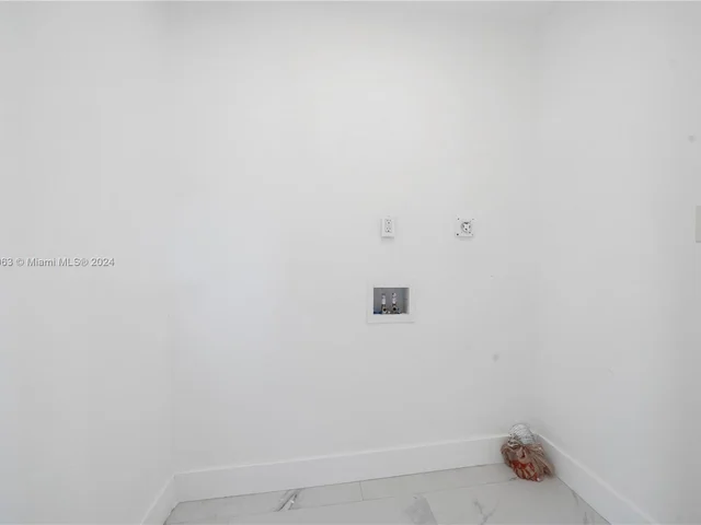 7961 NW 175th St, Hialeah FL 33015