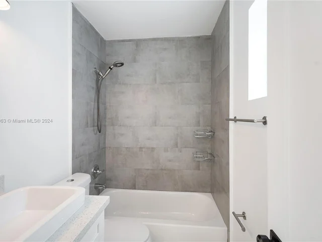 7961 NW 175th St, Hialeah FL 33015