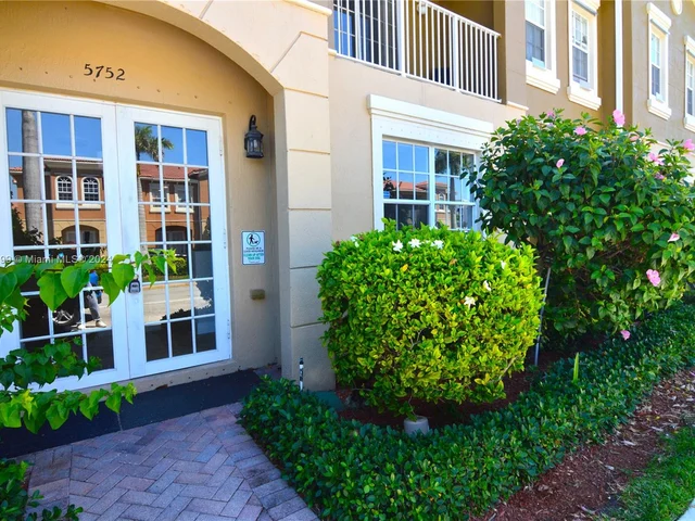 5752 Hampton Hills Blvd, Tamarac FL 33321