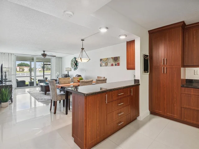 9423 S Hollybrook Lake Dr # 110, Pembroke Pines FL 33025