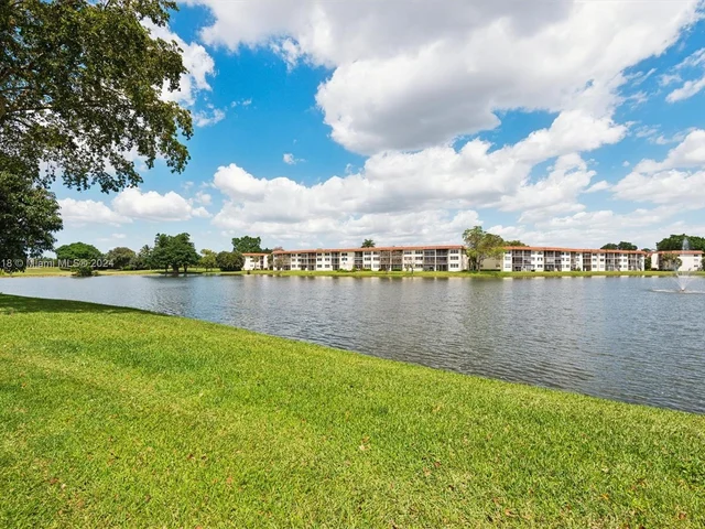 9423 S Hollybrook Lake Dr # 110, Pembroke Pines FL 33025