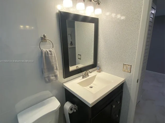 590 NE 199th Ter # 2Y, Miami FL 33179