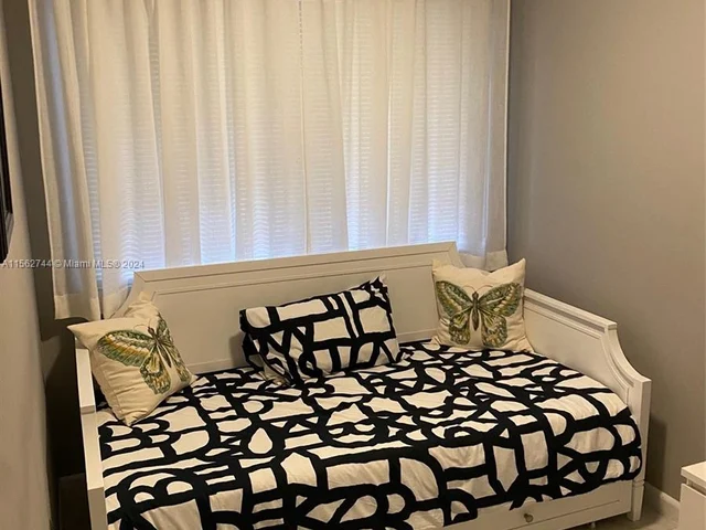 590 NE 199th Ter # 2Y, Miami FL 33179