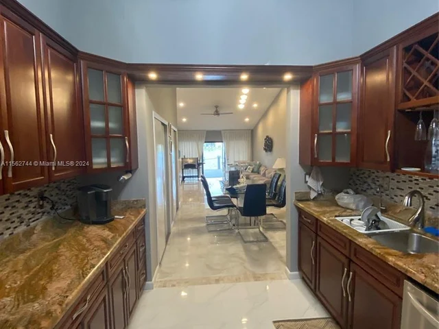 590 NE 199th Ter # 2Y, Miami FL 33179