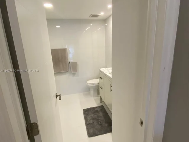 590 NE 199th Ter # 2Y, Miami FL 33179