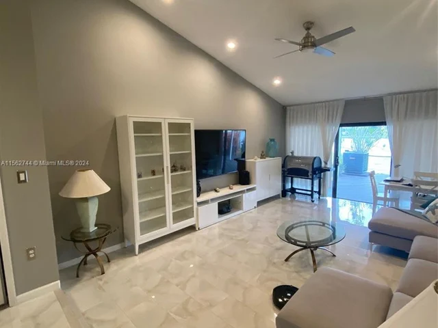 590 NE 199th Ter # 2Y, Miami FL 33179