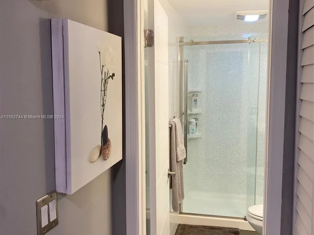 590 NE 199th Ter # 2Y, Miami FL 33179