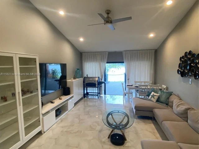 590 NE 199th Ter # 2Y, Miami FL 33179