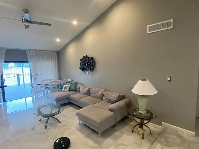 590 NE 199th Ter # 2Y, Miami FL 33179