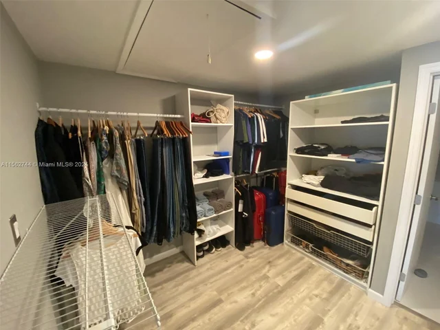 590 NE 199th Ter # 2Y, Miami FL 33179