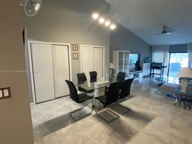 590 NE 199th Ter # 2Y, Miami FL 33179