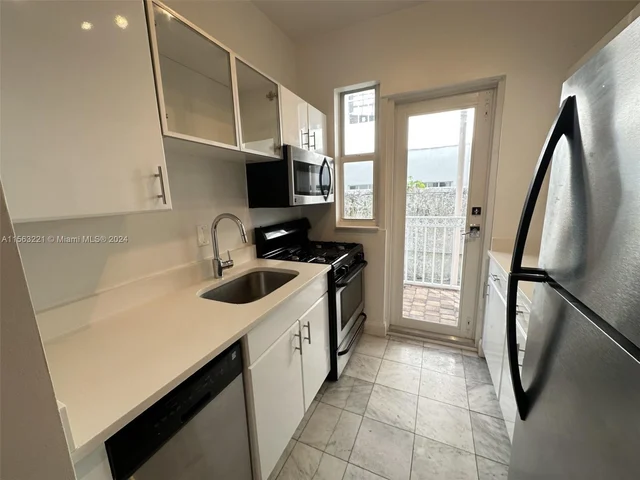 2840 Pine Tree Dr # 5, Miami Beach FL 33140