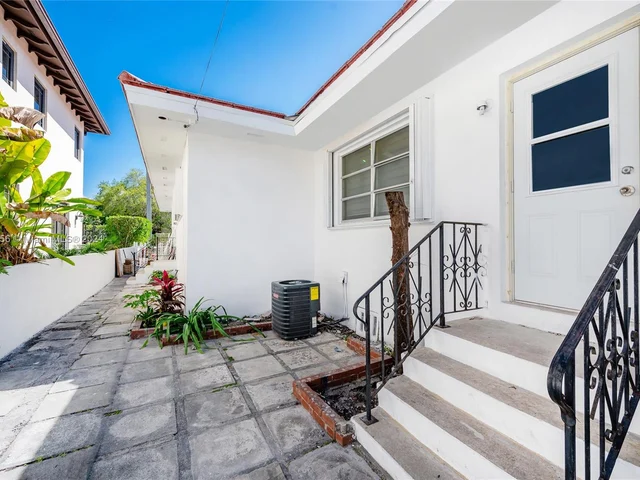 1706 S Le Jeune Rd, Coral Gables FL 33134