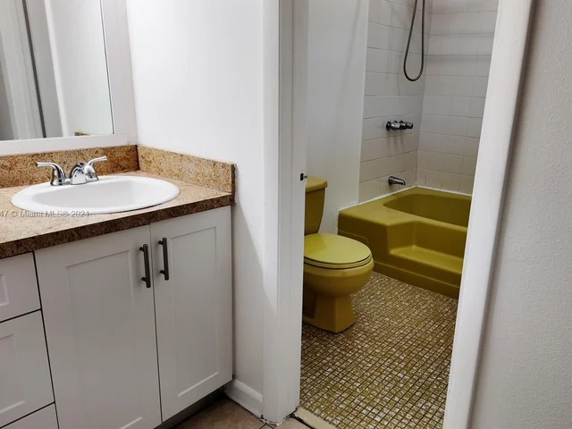 1900 W 54th St # 220, Hialeah FL 33012