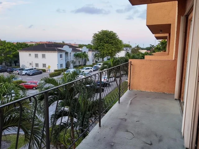 1900 W 54th St # 220, Hialeah FL 33012