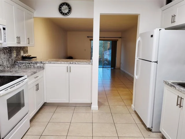 1900 W 54th St # 220, Hialeah FL 33012