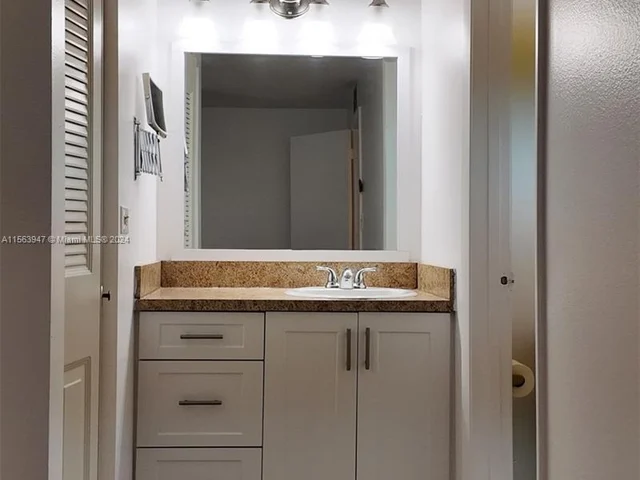 1900 W 54th St # 220, Hialeah FL 33012