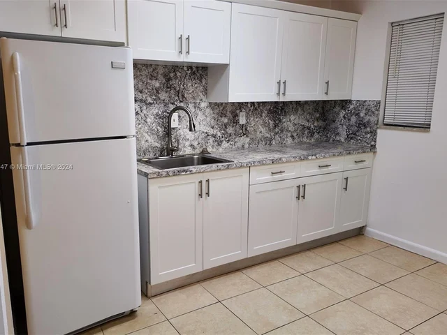 1900 W 54th St # 220, Hialeah FL 33012