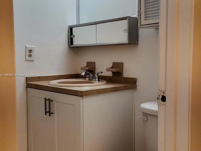 1900 W 54th St # 220, Hialeah FL 33012