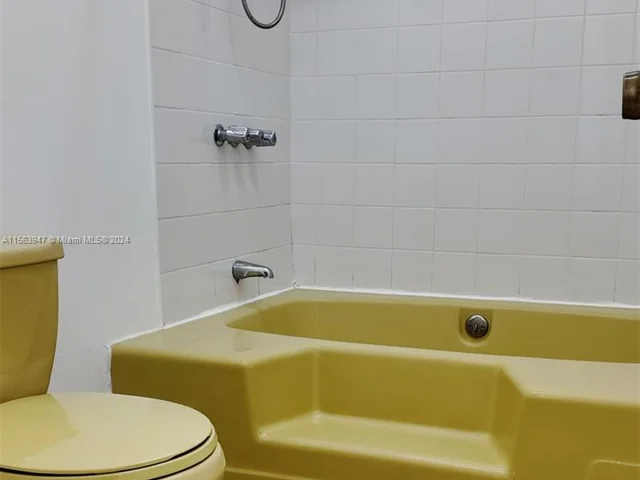 1900 W 54th St # 220, Hialeah FL 33012